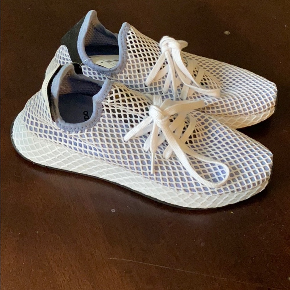 NEVER WORN ADIDAS SNEAKER